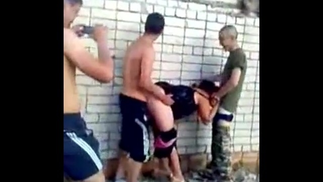 Русские солдаты устроили секс оргию с брюнеткой на заброшенной стройке