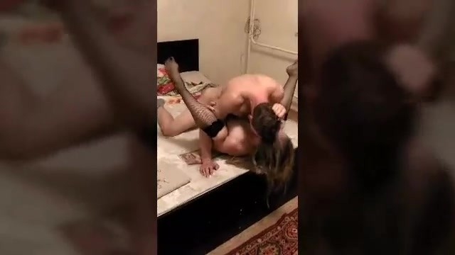 Муж приглашает в гости лучшего друга и разрешает ему отыметь жену в чулках