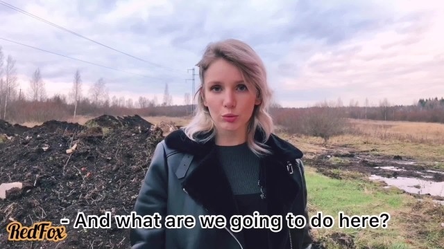 Русская баба в черной куртке сделала минет другу на улице и трахнулась с ним в позе раком