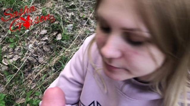 Привлекательная девица с пухлыми губками берет в рот твердый пенис поклонника