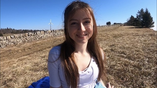 Пикапер предлагает студентке погулять в горах и жарит её в промежность на природе