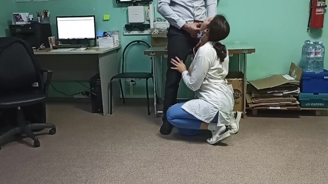 Русская баба с темными волосами задержалась в офисе, чтобы отсосать кавалеру
