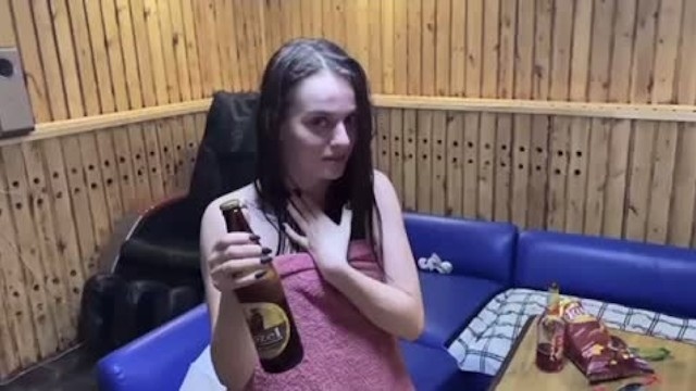 Наглая посетительница не хотела уходить с сауны, предложила секс что бы остаться