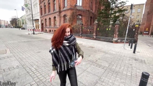 Русская красотка с рыжими волосами пришла домой к пикаперу и сделала ему минет