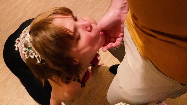 Молодуха с короной на голове зажимается с двумя извращенцами после застолья