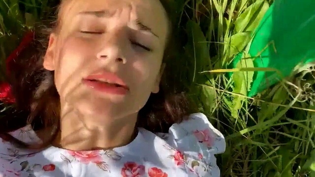 CHICA FEA DE CONO APRETADO FOLLA CON PADRASTRO EN PUBLICO