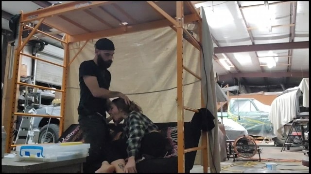 Молодая красотка в гараже отсасывает мужику и доводит его до оргазма