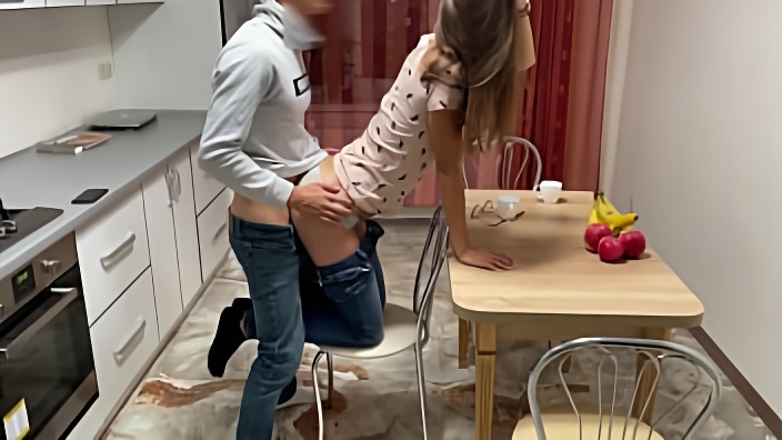 Аня из Крыма пила чай перед сном, а парень спустил с неё джинсы и поимел в писечку