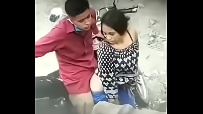 فتاة مصرية تمارس الجنس هي و صديقها في الشارع