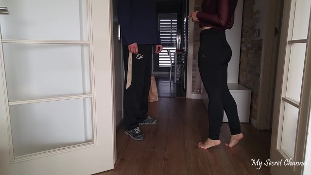 Horny MILF в штанах для йоги не имеет денег, чтобы заплатить курьеру - быстрый секс с одеждой