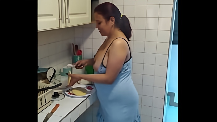 Грудастая готовит завтрак