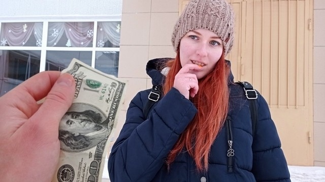 Не хотите мне отсосать? Девушка с длинными рыжими волосами согласилась удовлетворить пикапера