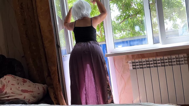 Баба с каре легла на подоконник около балкона и факер растянул её очко крупным членом в резинке