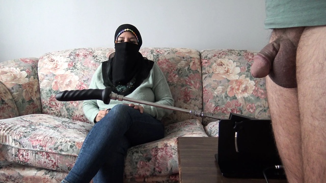 Египетская жена унижает мужа и купила ебательную машину - REAL ARAB CUCKOLD COUPLE