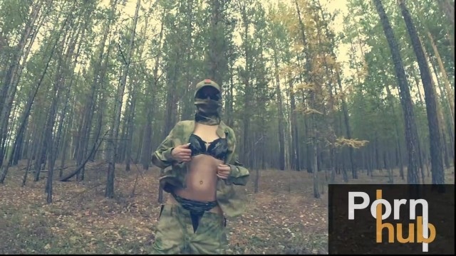 Военная девушка захотела трахаться в попку в Чернобыльском лесу
