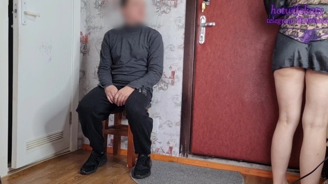 Замужняя баба в ночнушке жахается с курьером на пороге квартиры