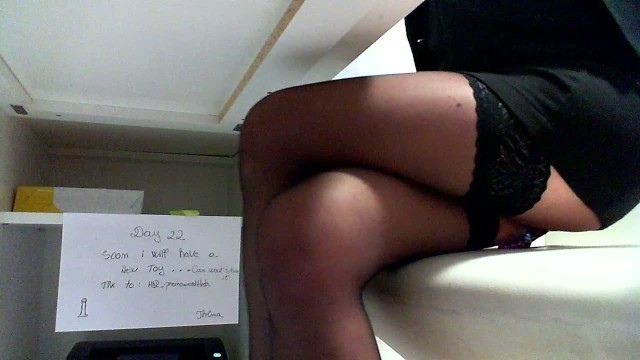 MASTURBATE AT WORK DAY 22: Let the toy inside,feels good in me.amateure