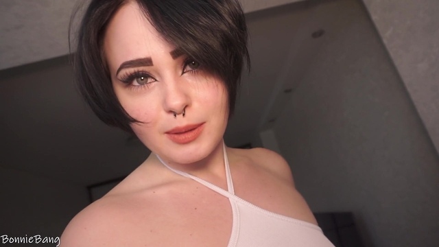 Girlfriend distracted me away from video game to suck my cock