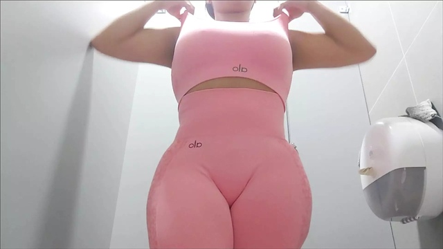 Pervert puts amateur camera to record in gym bathroom (camera catches)