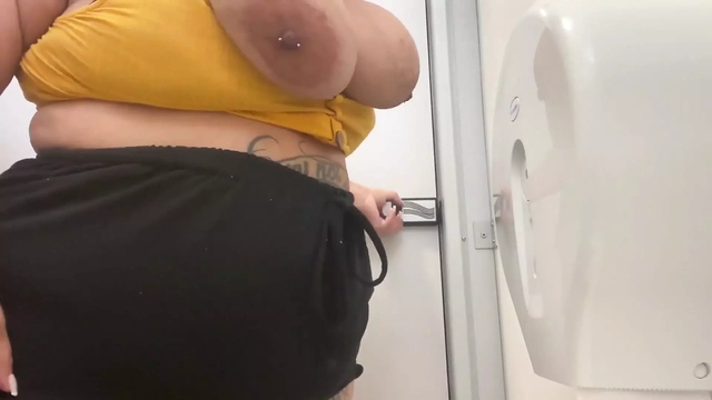 BBW Put the Balls in Her Arse in the Bathroom